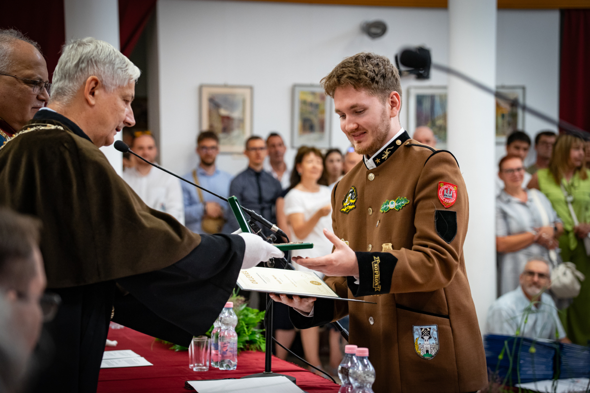 diplomaoszto_KM.jpg diplomaoszto_KM.jpg